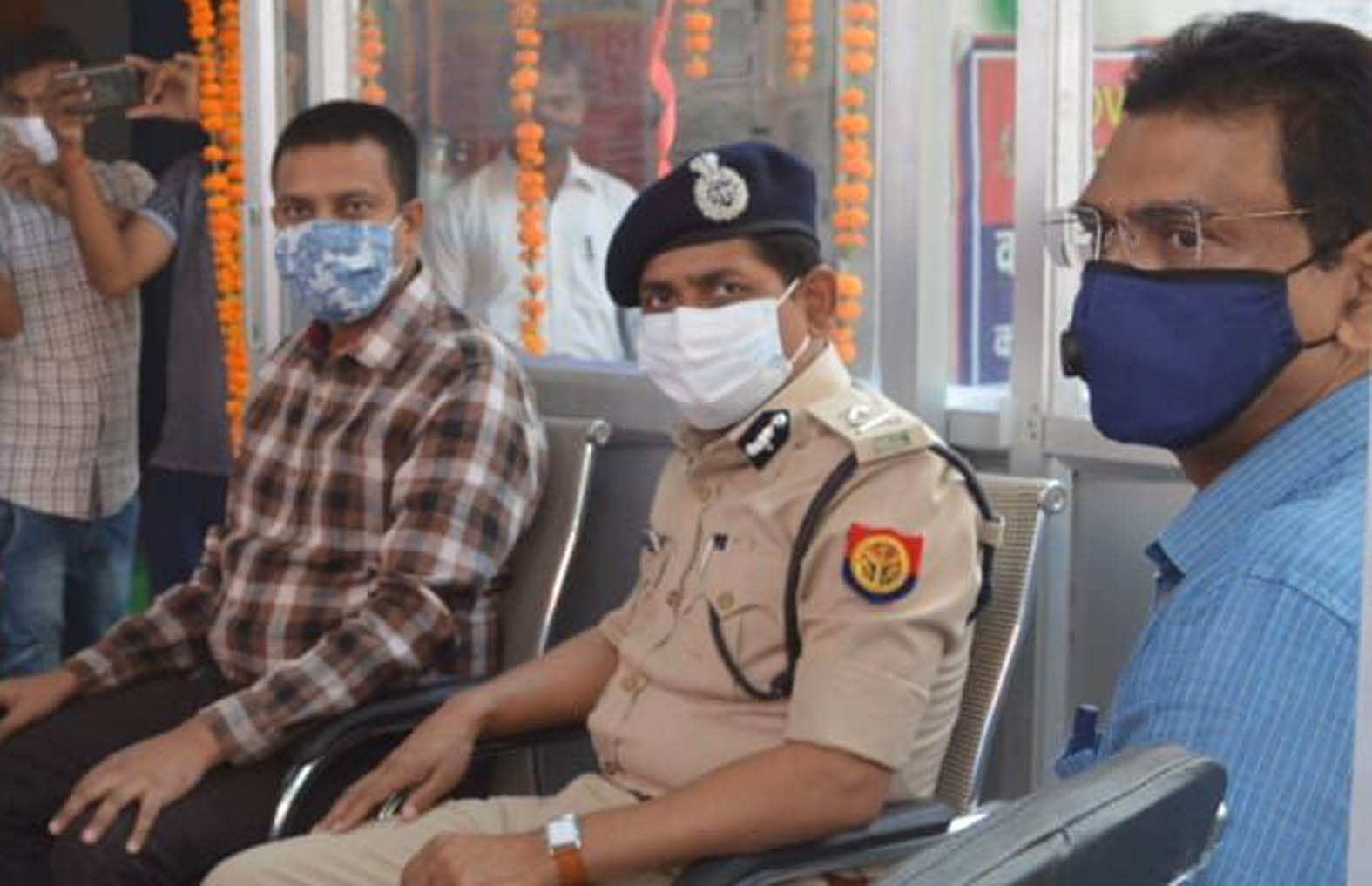 कोतवाली देहात में महिला हेल्प डेस्क के उद्घाटन पर मौजूद मंडलायुक्त गौरव दयाल, आईजी के.सत्यनाराय? कोतवाली देहात में महिला हेल्प डेस्क के उद्घाटन पर मौजूद मंडलायुक्त गौरव दयाल, आईजी के.सत्यनाराय?