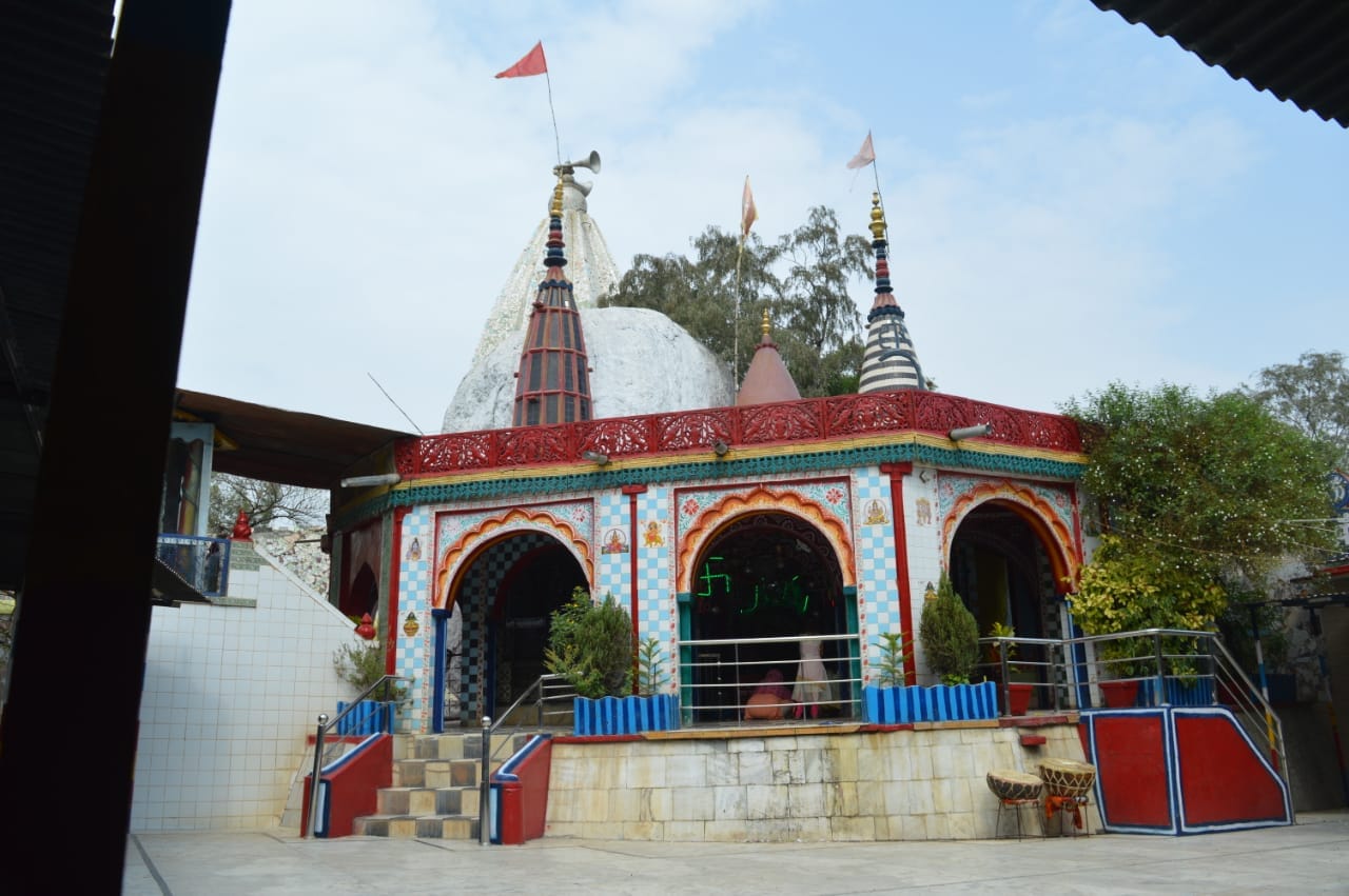 कैप्सन - मंदिर का मुख्य द्वार कैप्सन - मंदिर का मुख्य द्वार