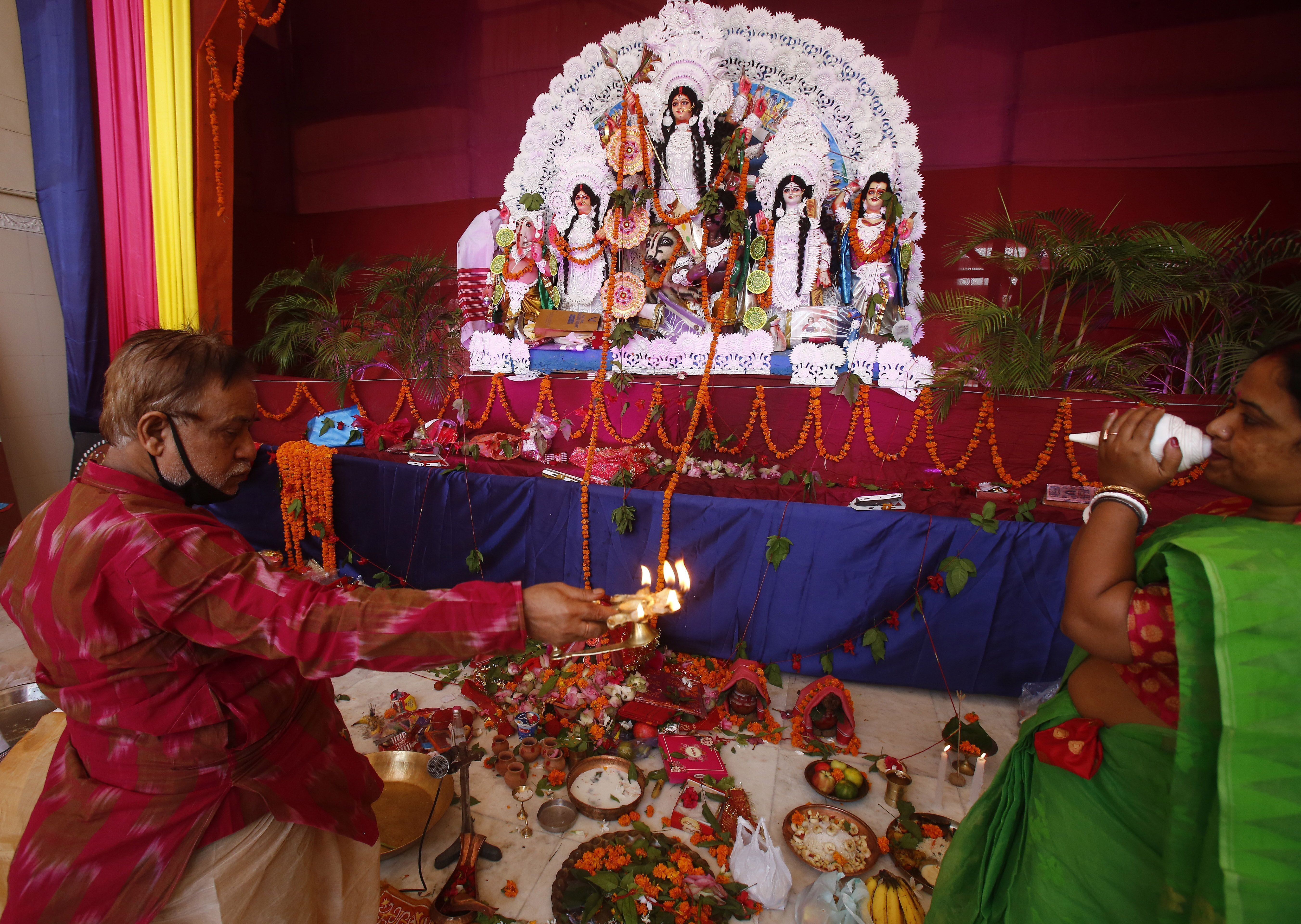 दुर्गा मां की पूजा करते भक्त। दुर्गा मां की पूजा करते भक्त।