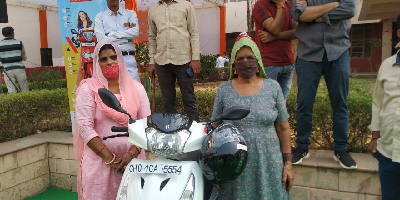 अपनी स्कूटी के साथ सरंपच सुलोचना और उनकी सास विद्या देवी। अपनी स्कूटी के साथ सरंपच सुलोचना और उनकी सास विद्या देवी।