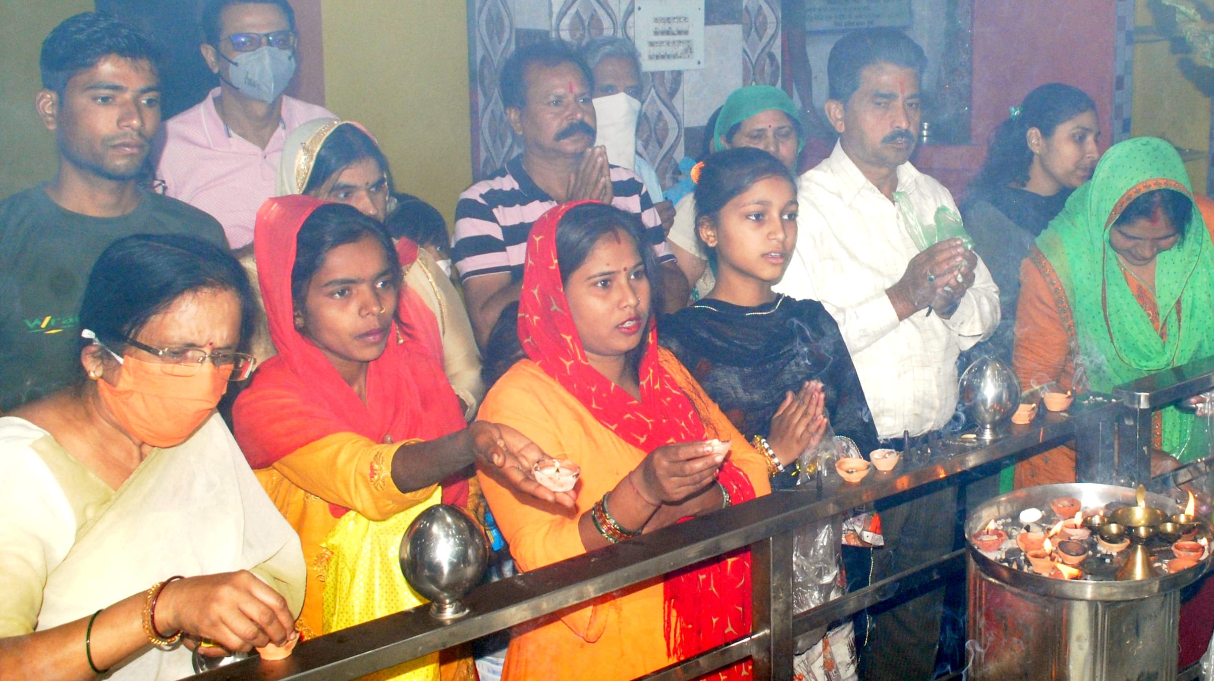 बिजनौर में सप्तमी पर मां चामुंडा देवी मंदिर पर पूजा अर्चना करते श्रृद्घालु। बिजनौर में सप्तमी पर मां चामुंडा देवी मंदिर पर पूजा अर्चना करते श्रृद्घालु।