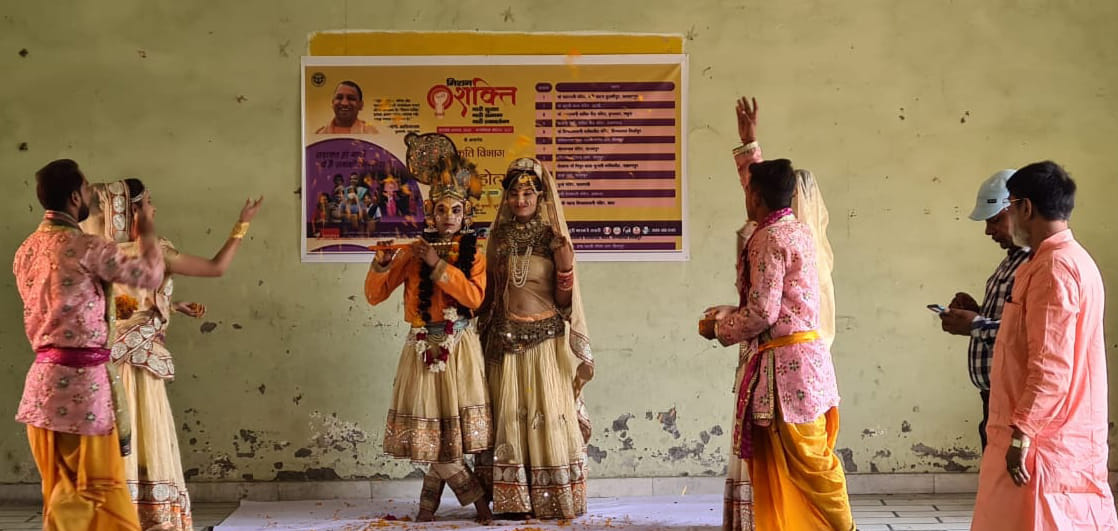 देवबंद में नारी शक्ति कार्यक्रम में प्रस्तुति देते मथुरा व ब्रज के कलाकार देवबंद में नारी शक्ति कार्यक्रम में प्रस्तुति देते मथुरा व ब्रज के कलाकार