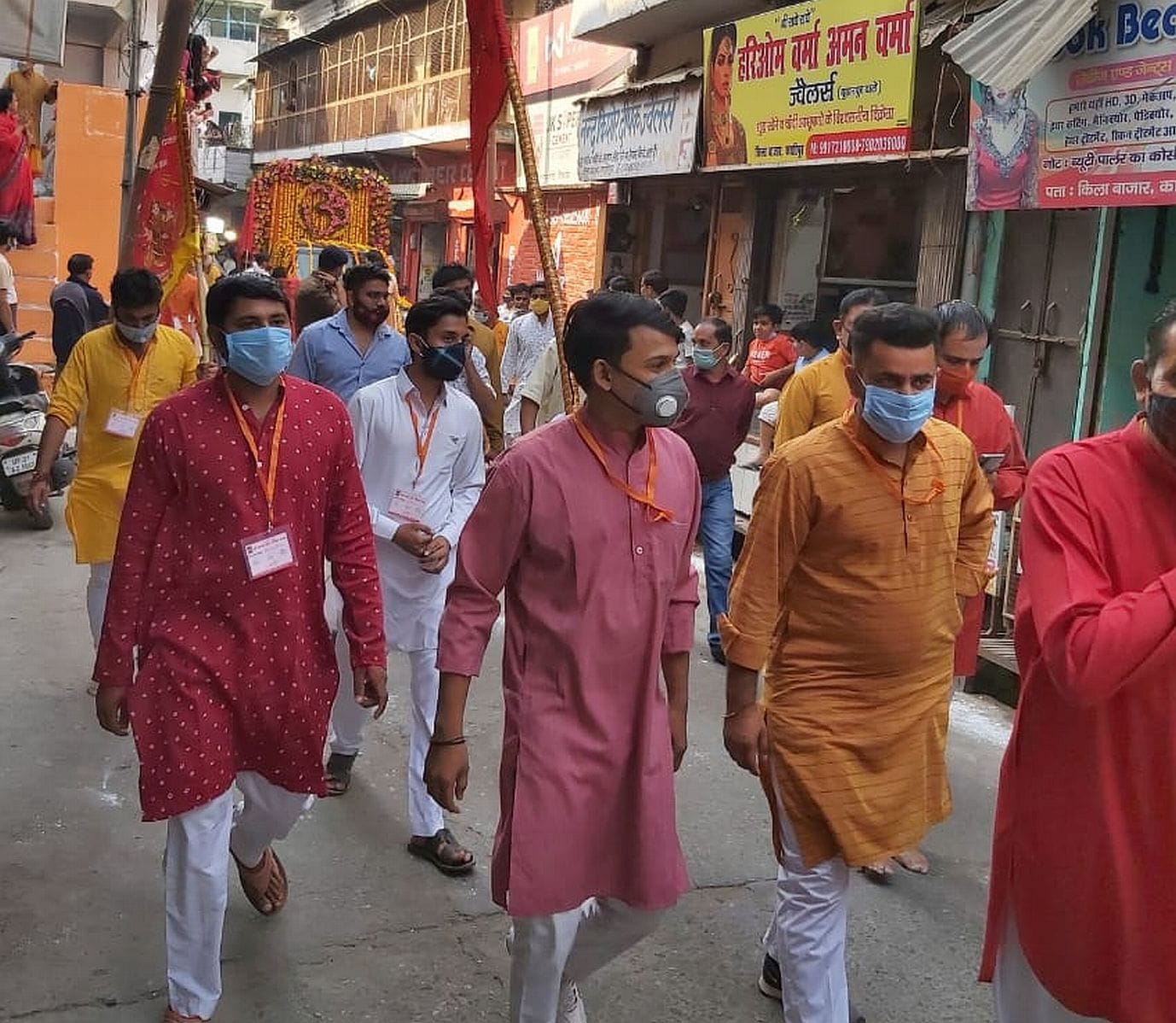 बाजार में निकलता मां मंसा देवी का डोला। बाजार में निकलता मां मंसा देवी का डोला।