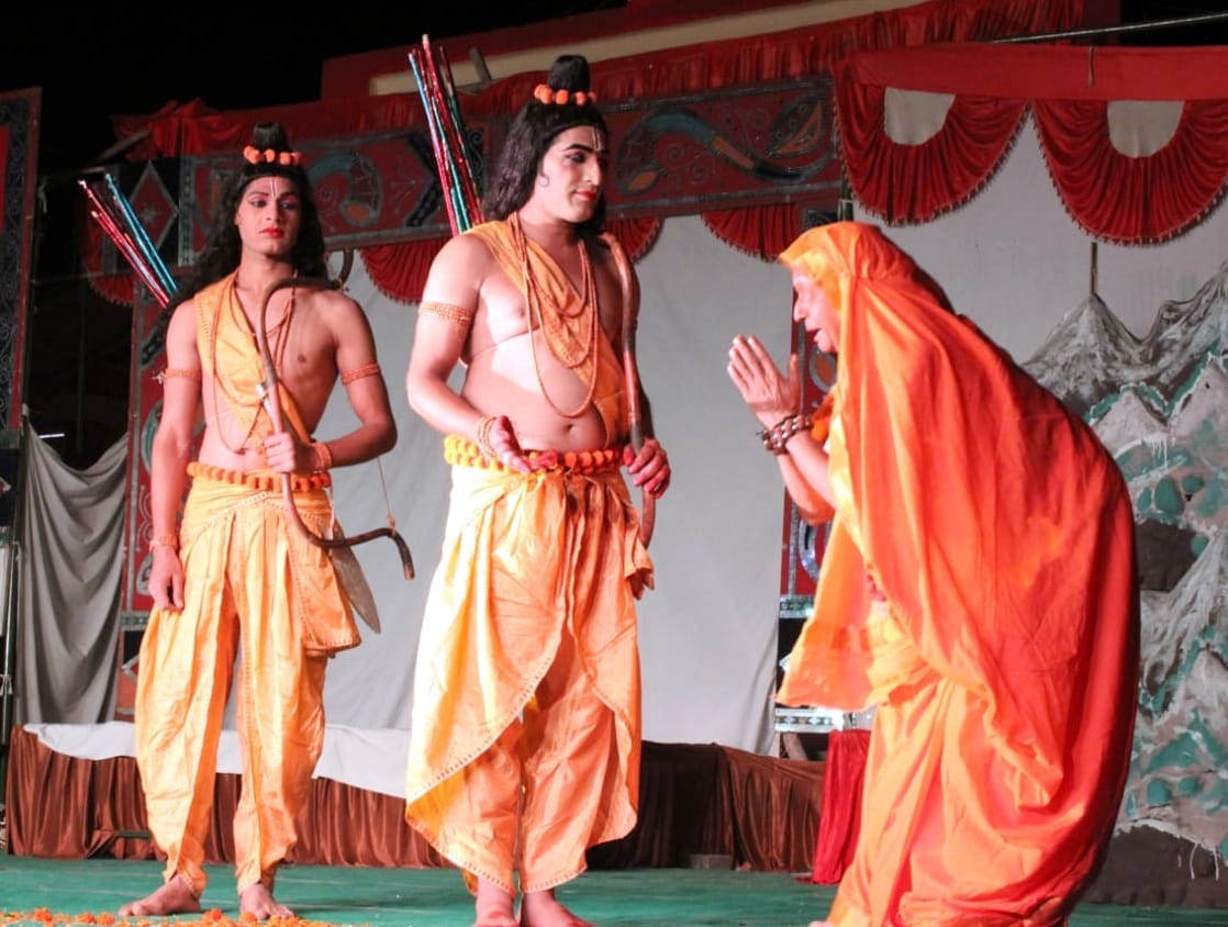 बिजनौर में रामलीला मैदान में राम से मिलती सबरी। बिजनौर में रामलीला मैदान में राम से मिलती सबरी।