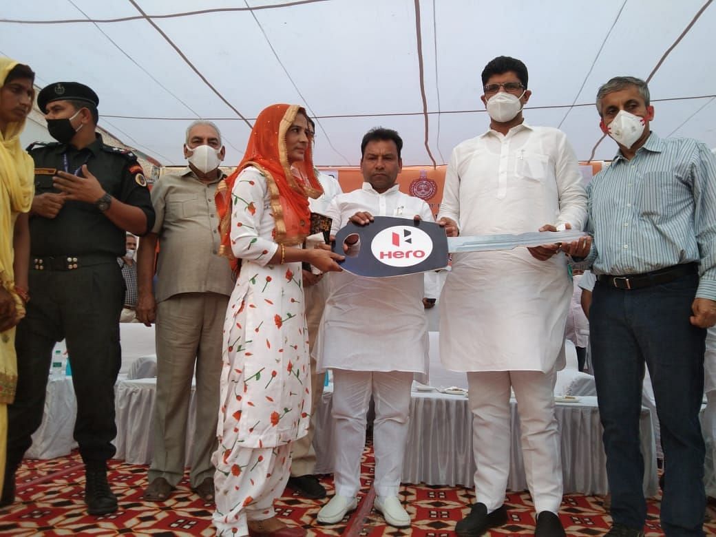 खरकरामजी गांव की सरपंच कविता को स्कूटी की चाबी भेंट करते उप मुख्यमंत्री दुष्यंत चौटाला। खरकरामजी गांव की सरपंच कविता को स्कूटी की चाबी भेंट करते उप मुख्यमंत्री दुष्यंत चौटाला।