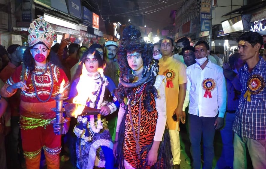 नजीबाबाद में श्री महाकाली शोभायात्रा में शामिल शिव-पार्वती झांकी। नजीबाबाद में श्री महाकाली शोभायात्रा में शामिल शिव-पार्वती झांकी।