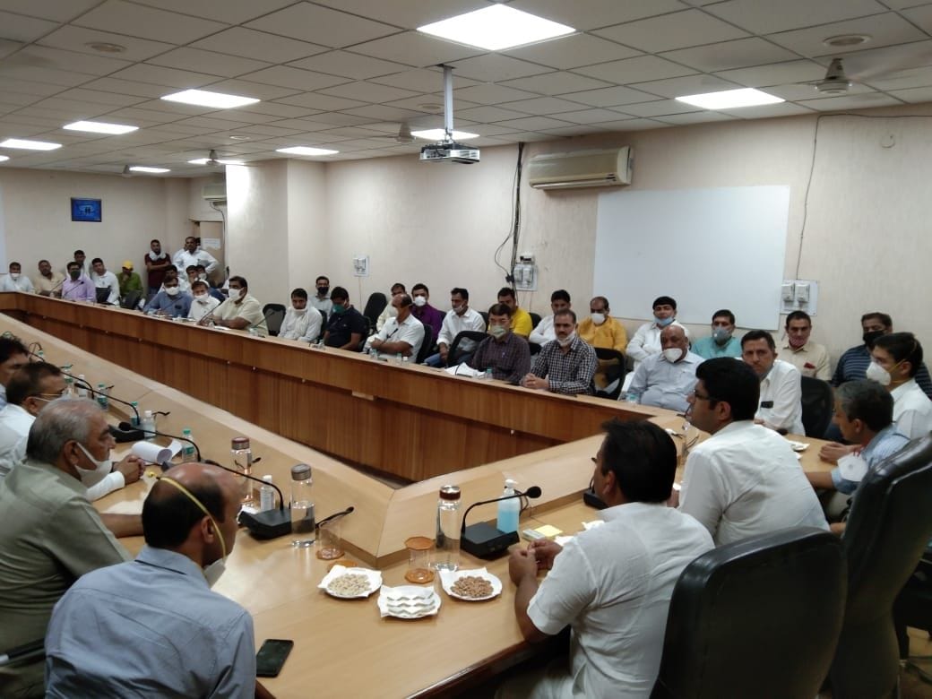  जिला पार्षदों और अधिकारियों के साथ बैठक करते उप मुख्यमंत्री दुष्यंत चौटाला।