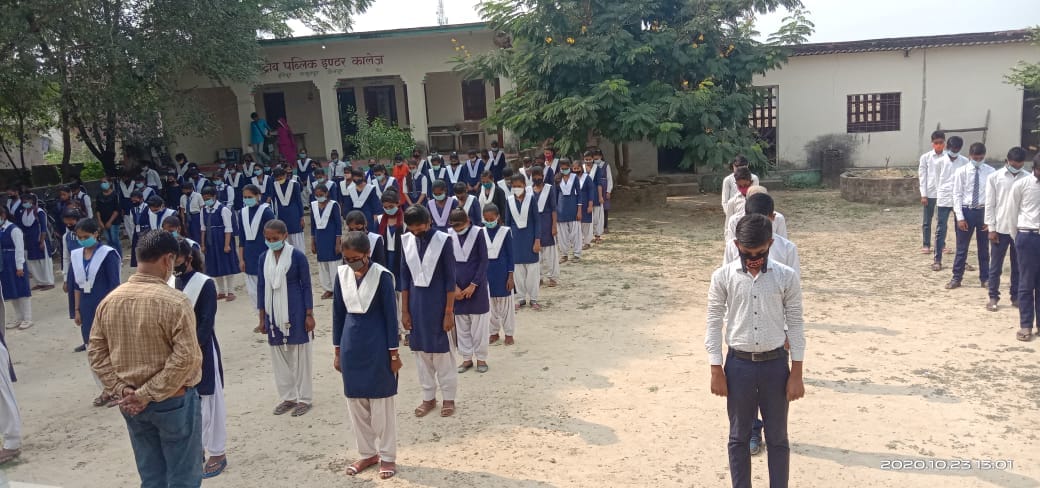 जिला विद्यालय निरीक्षक की मौत के बाद हुसेपुर स्थित राष्ट्रीय पब्लिक स्कूल में मौन रखकर श्रधांजल जिला विद्यालय निरीक्षक की मौत के बाद हुसेपुर स्थित राष्ट्रीय पब्लिक स्कूल में मौन रखकर श्रधांजल
