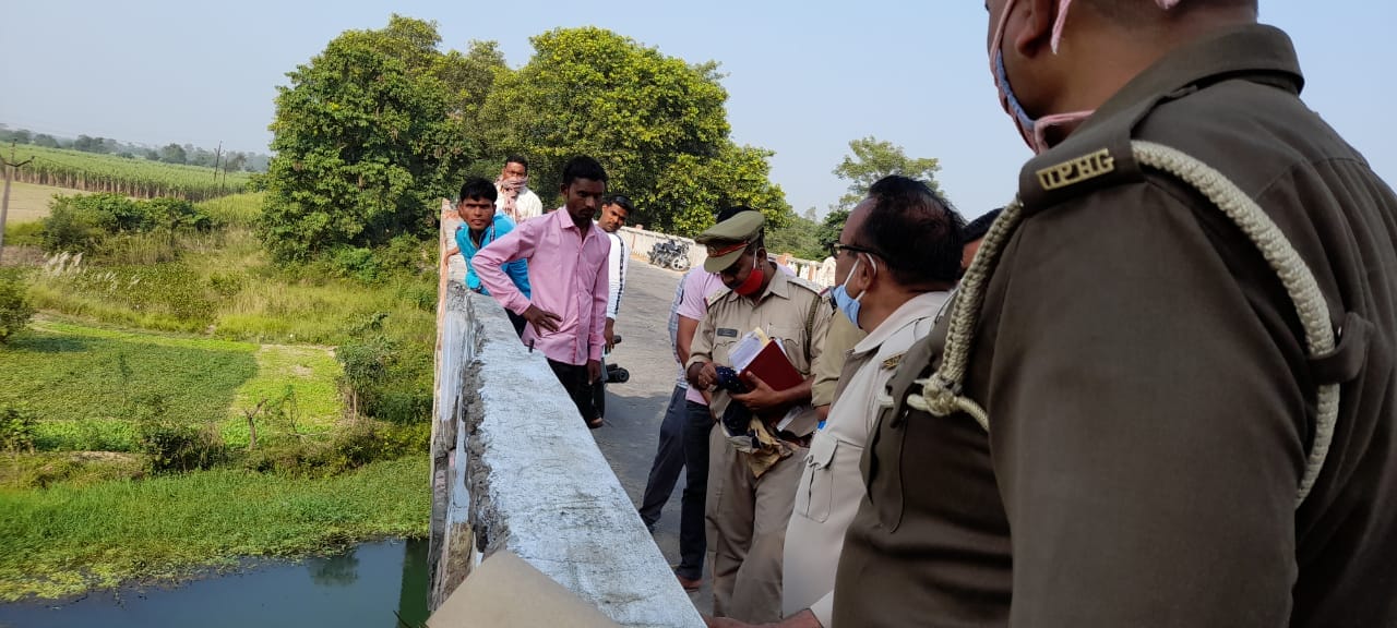 सरयू पुल पर निरीक्षण करती पुलिस, लगी भीड़। संवाद