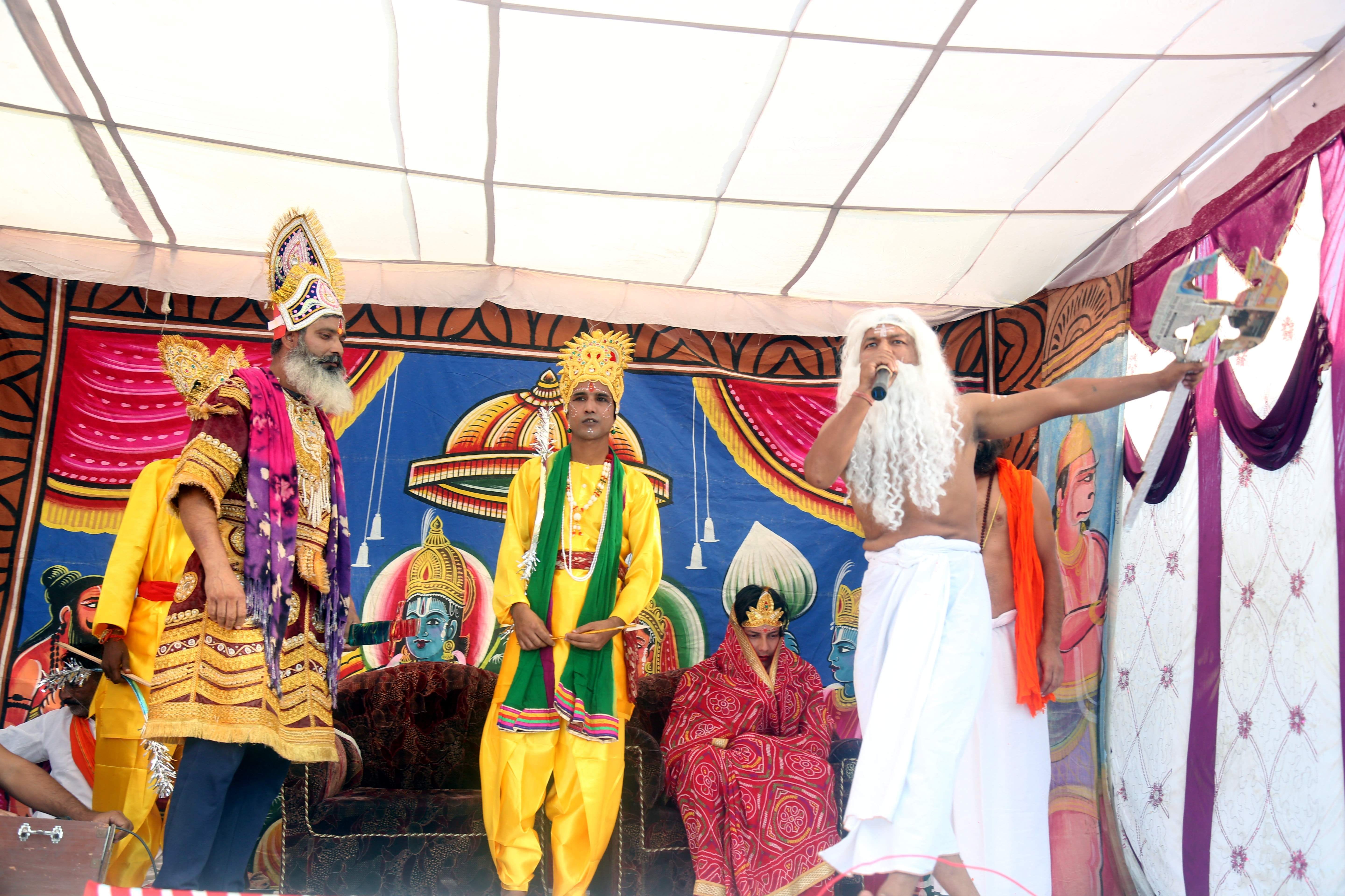 हल्द्वानी जेल में रामलीला में बंदियों द्वारा आयोजित रामलीला में धनुष टूटने पर क्रोधित होते परशु हल्द्वानी जेल में रामलीला में बंदियों द्वारा आयोजित रामलीला में धनुष टूटने पर क्रोधित होते परशु