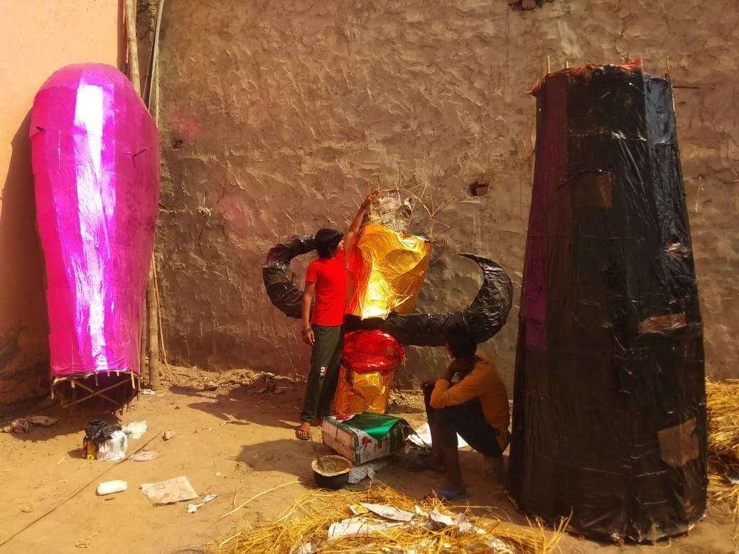 सिलानी गेट के पास रावण का पुतला तैयार करते युवक। सिलानी गेट के पास रावण का पुतला तैयार करते युवक।