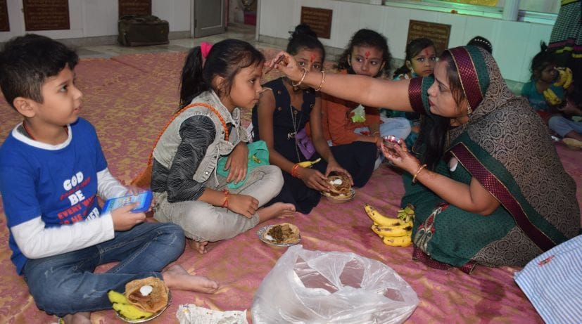 रुद्रपुर में कन्या पूजन करती महिला। रुद्रपुर में कन्या पूजन करती महिला।