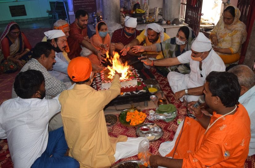 रुद्रपुर के दुर्गा मंदिर में हवन करते श्रद्धालु। रुद्रपुर के दुर्गा मंदिर में हवन करते श्रद्धालु।