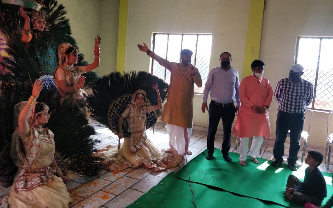 कार्यक्रम में प्रस्तुति देते कलाकार कार्यक्रम में प्रस्तुति देते कलाकार