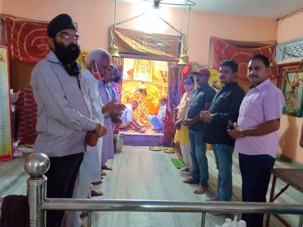 श्री रघुनाथ जी मंदिर में पूजा करते रामलीला हनुमान जयंती महोत्सव समिति के सदस्य