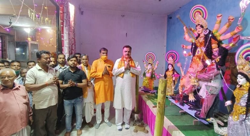 रुद्रपुर में दुर्गा पूजा उत्सव का शुभारंभ करते विधायक राजकुमार ठुकराल।