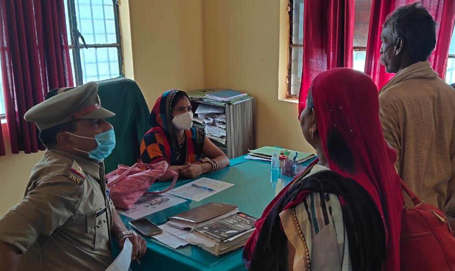 बिसंडा थाने में थानाध्यक्ष की सीट पर फरियादियों की सुनवाई करतीं अनुराधा गौतम। बिसंडा थाने में थानाध्यक्ष की सीट पर फरियादियों की सुनवाई करतीं अनुराधा गौतम।