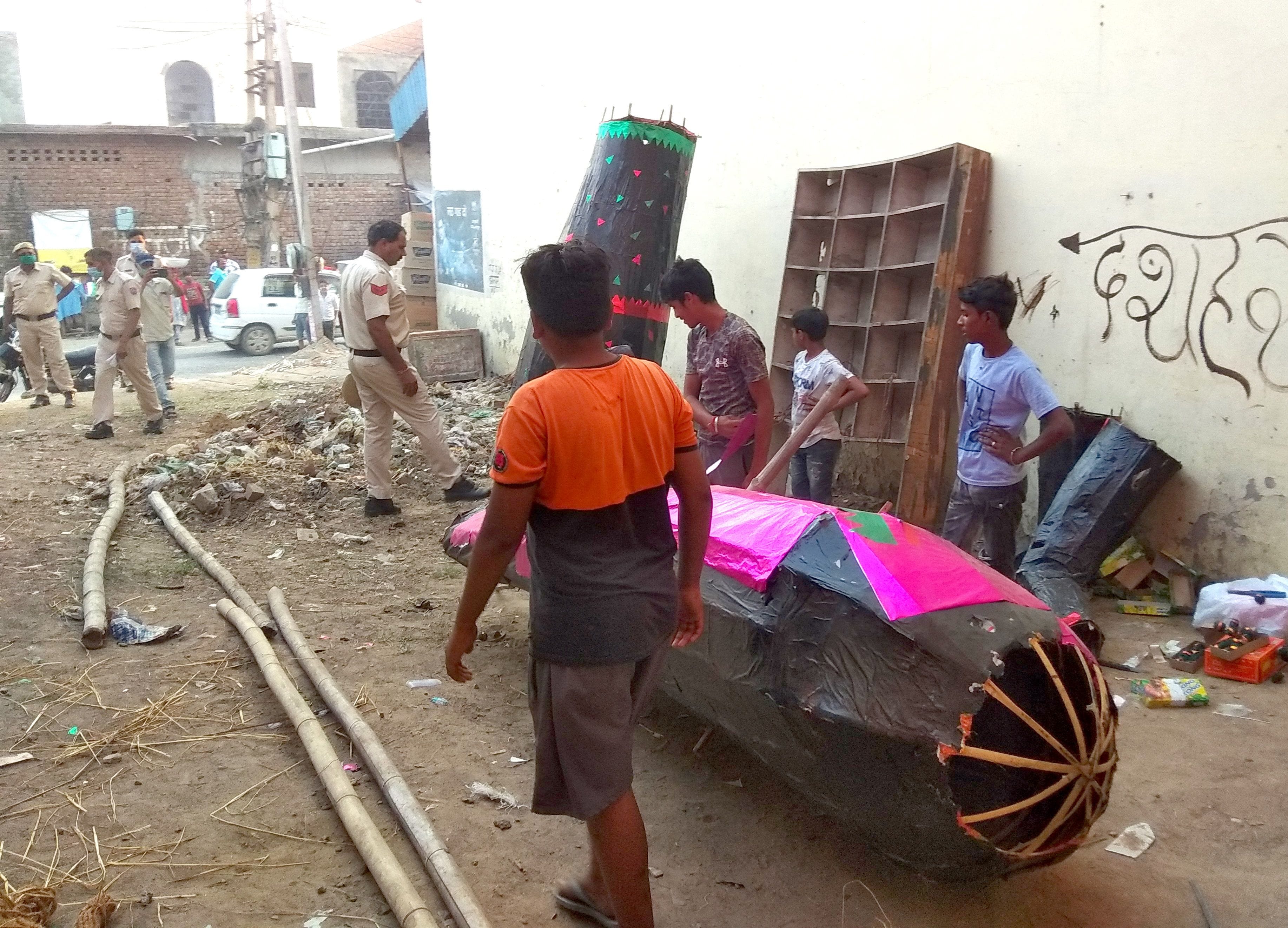 सिलानी गेट के पास रावण के पुतले को हटाने की बात कहता पुलिसकर्मी। सिलानी गेट के पास रावण के पुतले को हटाने की बात कहता पुलिसकर्मी।