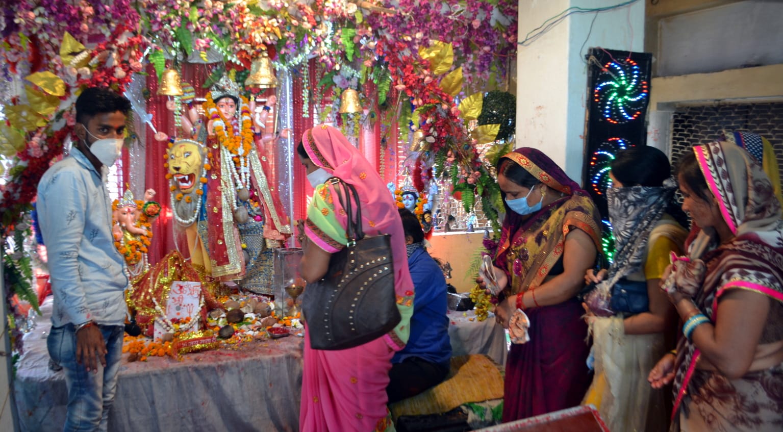 संकटादेवी मंदिर में दुर्गाष्टमी पर पूजा करतीं महिलाएं। संवाद संकटादेवी मंदिर में दुर्गाष्टमी पर पूजा करतीं महिलाएं। संवाद