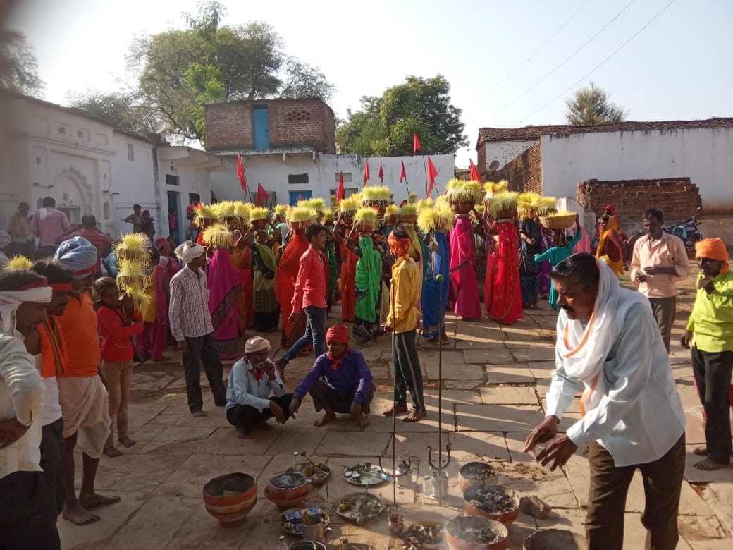 कैप्सन - माता के मंदिर पर जवारों का पूजन करते भक्त कैप्सन - माता के मंदिर पर जवारों का पूजन करते भक्त