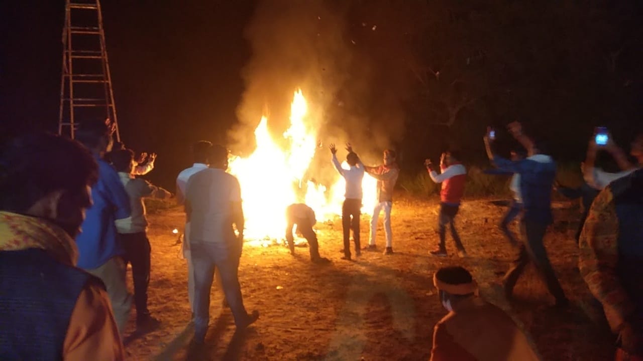 असोहा के उतरौरा गांव में धू-धू कर जलता रावण का पुतला। असोहा के उतरौरा गांव में धू-धू कर जलता रावण का पुतला।