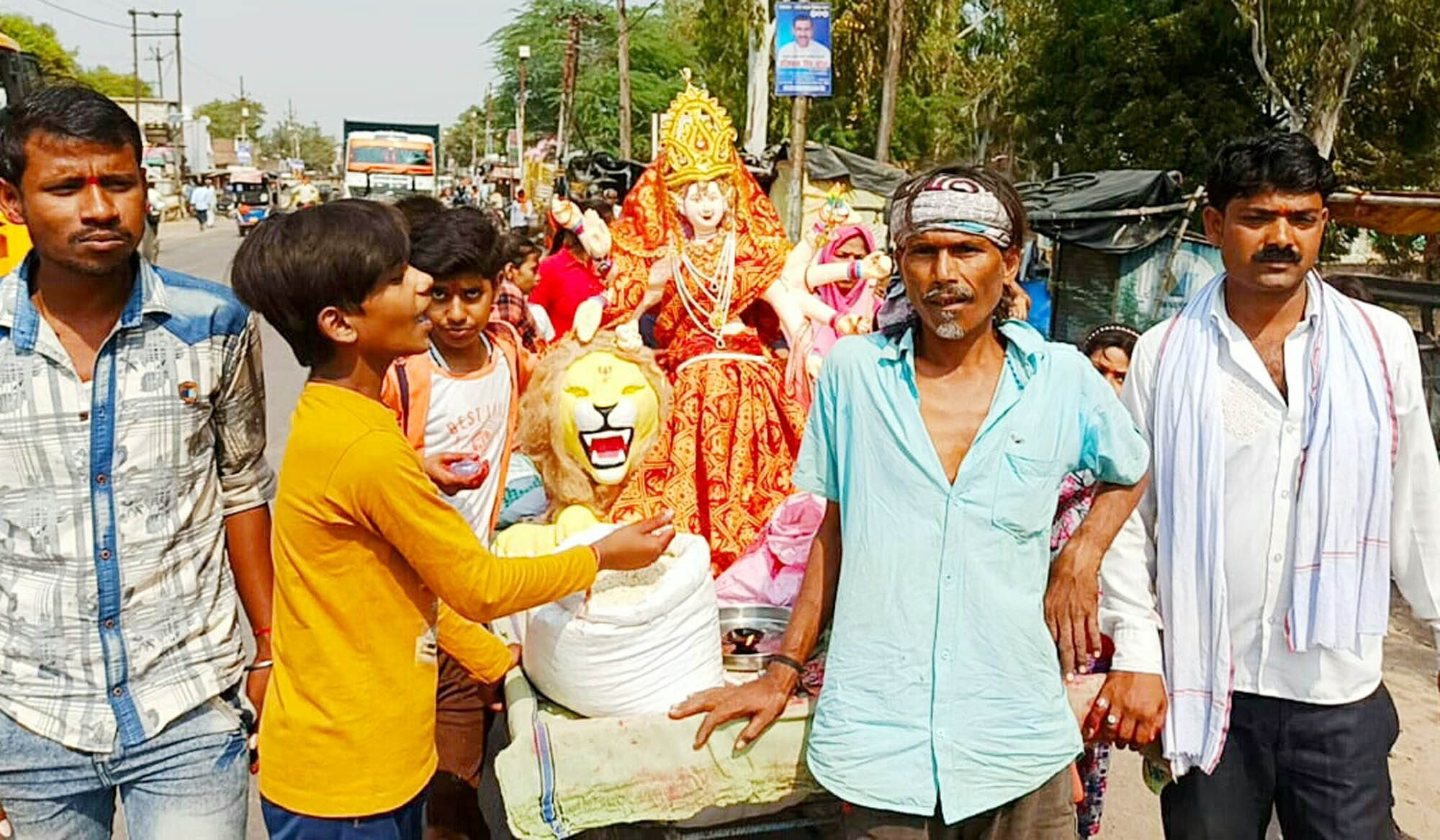 सुमेरपुर कस्बे में देवी प्रतिमा को विसर्जन करने को ले जाते भक्त। संवाद सुमेरपुर कस्बे में देवी प्रतिमा को विसर्जन करने को ले जाते भक्त। संवाद