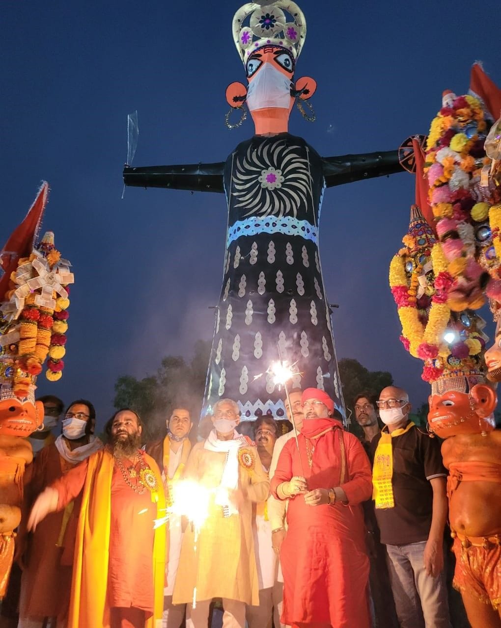 पंजाबी रामलीला समिति की ओर से पुतला दहन के मौके पर पूर्व मंत्री मनीष ग्रोवर और बाबा कपिलपुरी के स?