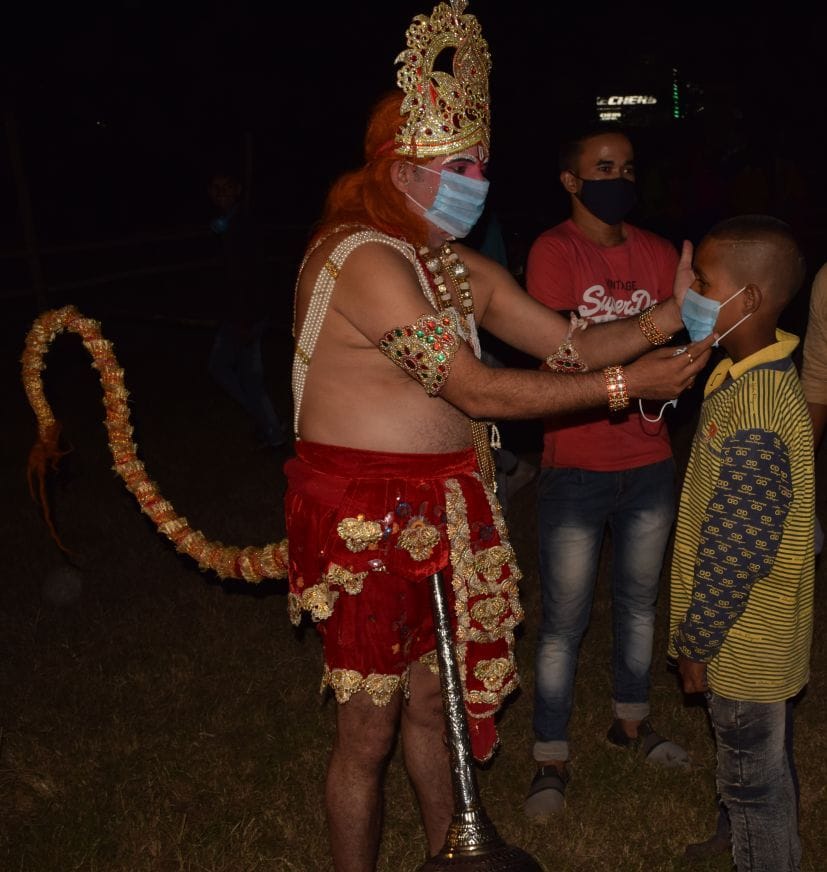 रुद्रपुर गांधी पार्क में बच्चों को मास्क पहनाते हनुमान के किरदार। रुद्रपुर गांधी पार्क में बच्चों को मास्क पहनाते हनुमान के किरदार।