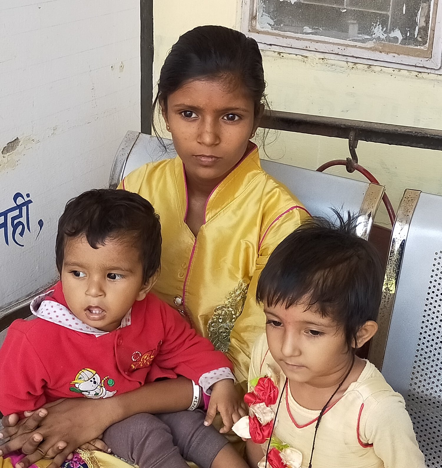 मृतका के मासूम बच्चे।