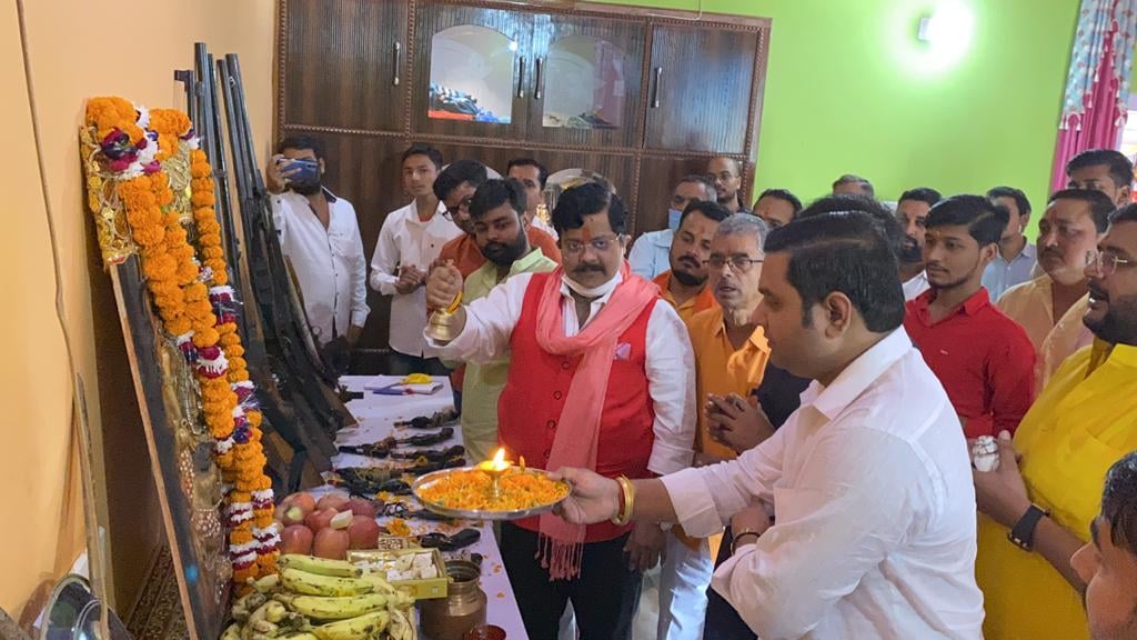 विजयदशमी पर्व पर कब्बाखेड़ा में शस्त्र पूजन करते हिंदू युवा वाहिनी के पदाधिकारी। विजयदशमी पर्व पर कब्बाखेड़ा में शस्त्र पूजन करते हिंदू युवा वाहिनी के पदाधिकारी।