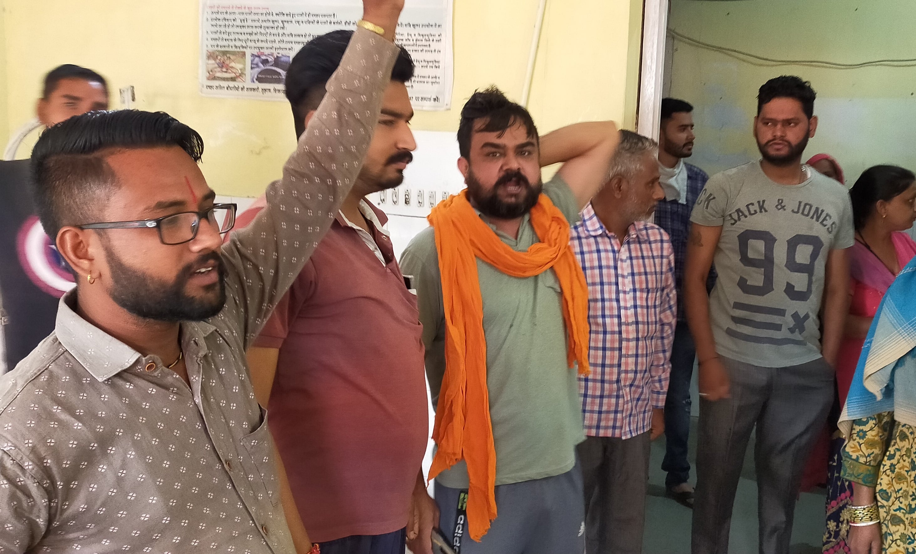सीएचसी शहजादपुर में नारेबाजी करते हुए मृतक के परिजन।
