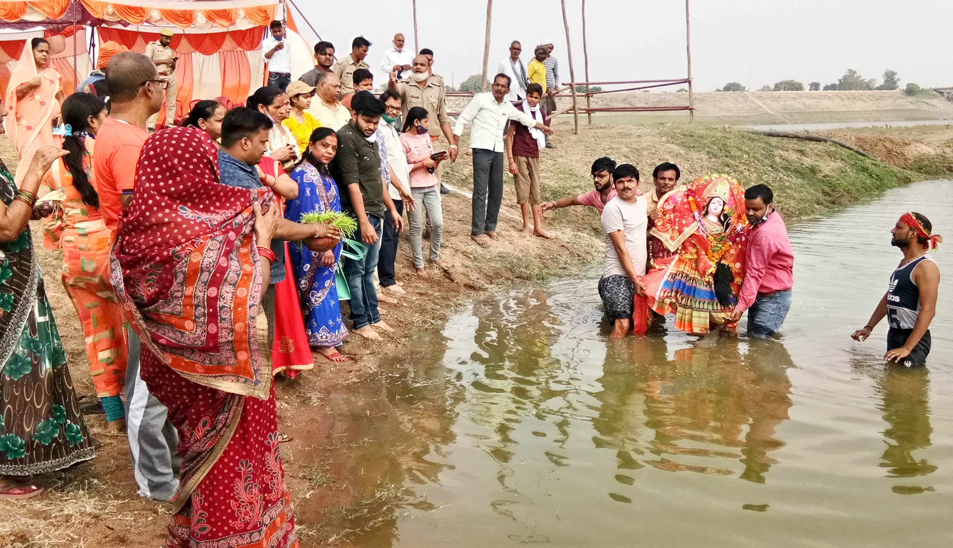 कुछेछा स्थित शंकरी पीपल के पास बेतवा नदी किनारे देवी प्रतिमा का विसर्जन करते भक्त। संवाद कुछेछा स्थित शंकरी पीपल के पास बेतवा नदी किनारे देवी प्रतिमा का विसर्जन करते भक्त। संवाद