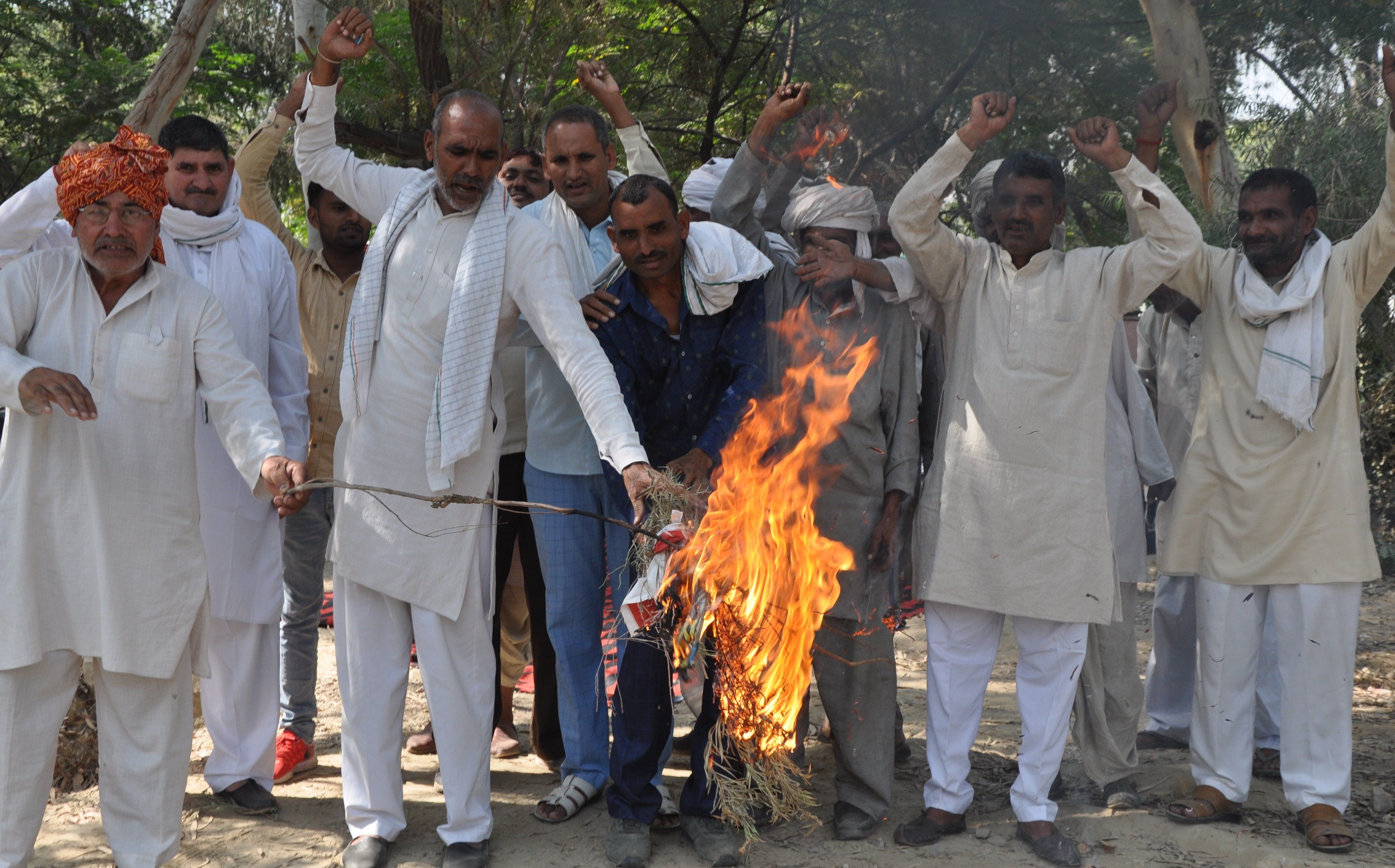 लघु सचिवालय के बाहर केंद्र सरकार का पुतला फूंकते किसान सभा के सदस्य। संवाद न्यूज एजेंसी