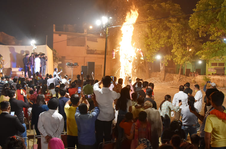 सहारनपुर के जिला कांग्रेस कमेटी कार्यालय पर विजय दशमी पर दशहरे पर रावण के पुतले का दहन सहारनपुर के जिला कांग्रेस कमेटी कार्यालय पर विजय दशमी पर दशहरे पर रावण के पुतले का दहन