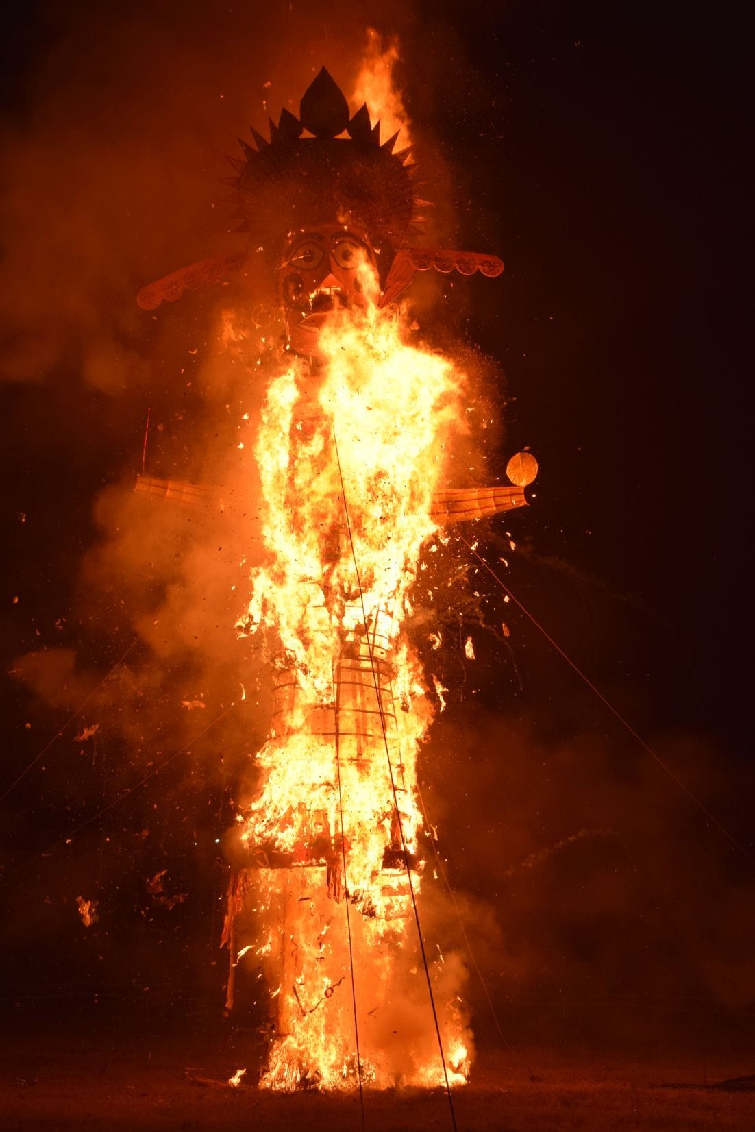 रुद्रपुर के गांधी पार्क में धू-धू कर जलता रावण का पुतला। रुद्रपुर के गांधी पार्क में धू-धू कर जलता रावण का पुतला।