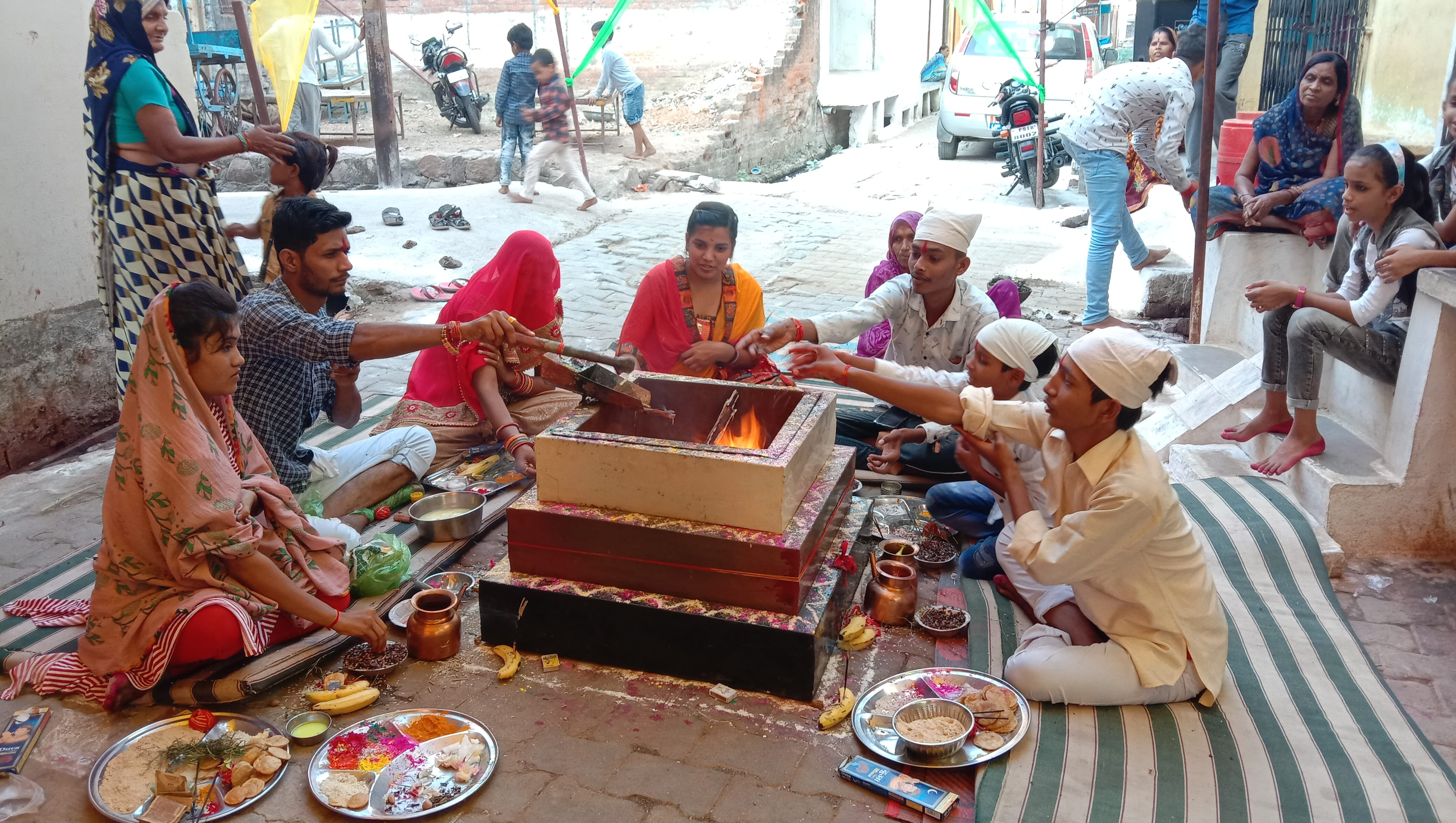 देवी पंडाल में हवन पूजन करते श्रद्धालु देवी पंडाल में हवन पूजन करते श्रद्धालु