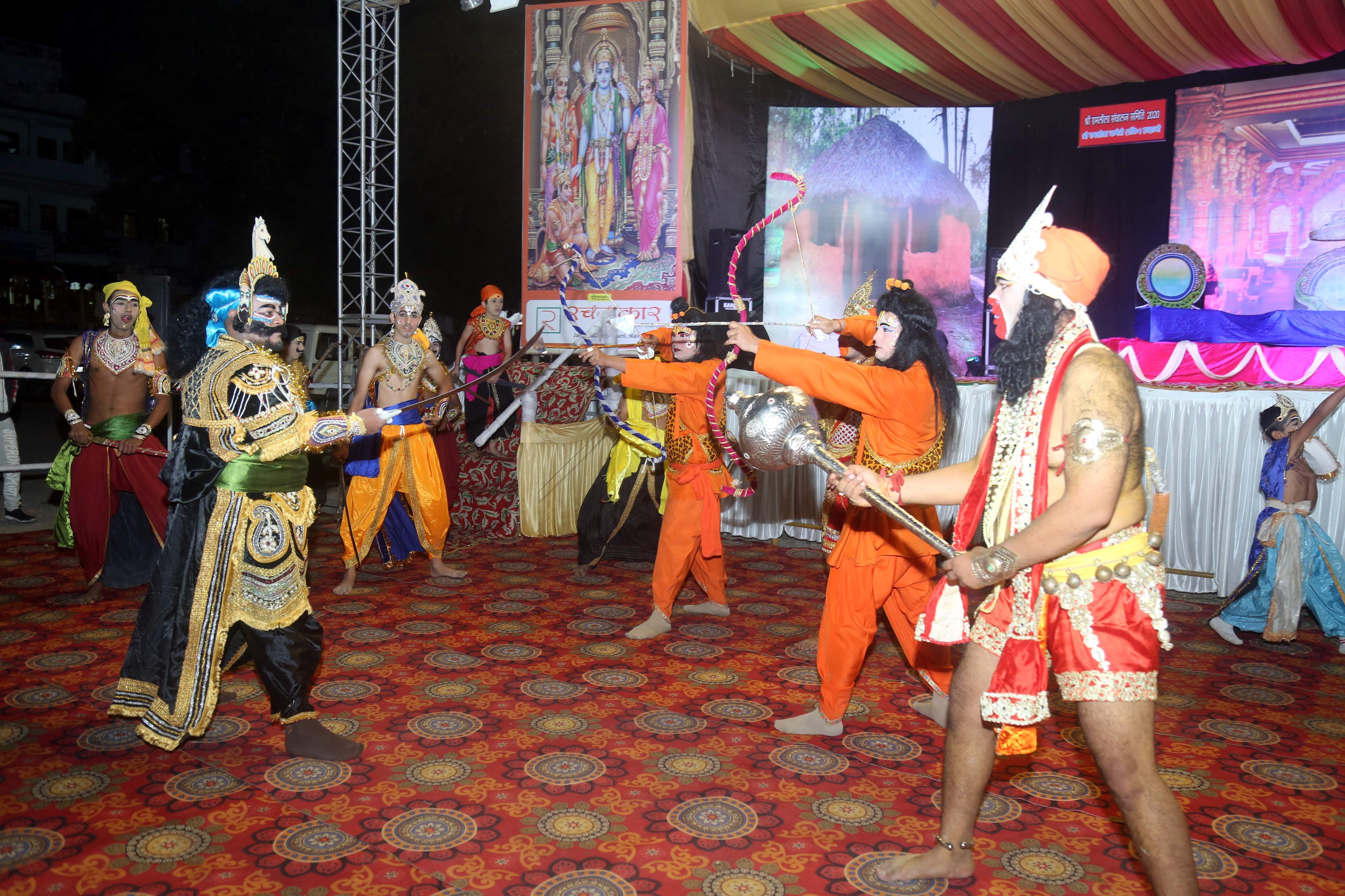 हल्द्वानी श्रीराम लीला मैदान में दशहरे के अवसर पर राम और रावण के मध्य होता युद्ध। अमर उजाला हल्द्वानी श्रीराम लीला मैदान में दशहरे के अवसर पर राम और रावण के मध्य होता युद्ध। अमर उजाला