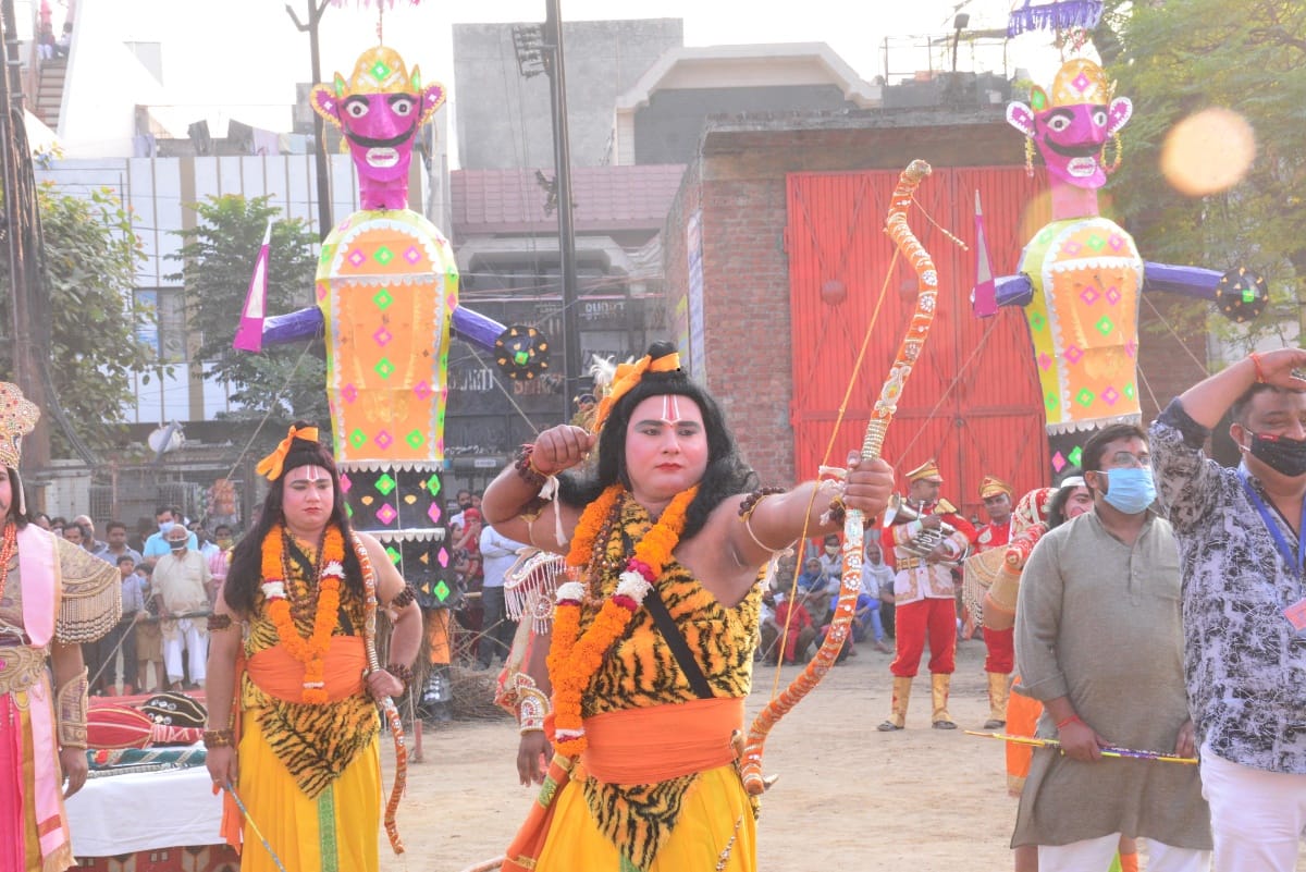 दशहरा पर्व पर पुतला दहन में युद्व को ललकारता राम की वेषभूषा में कलाकार।