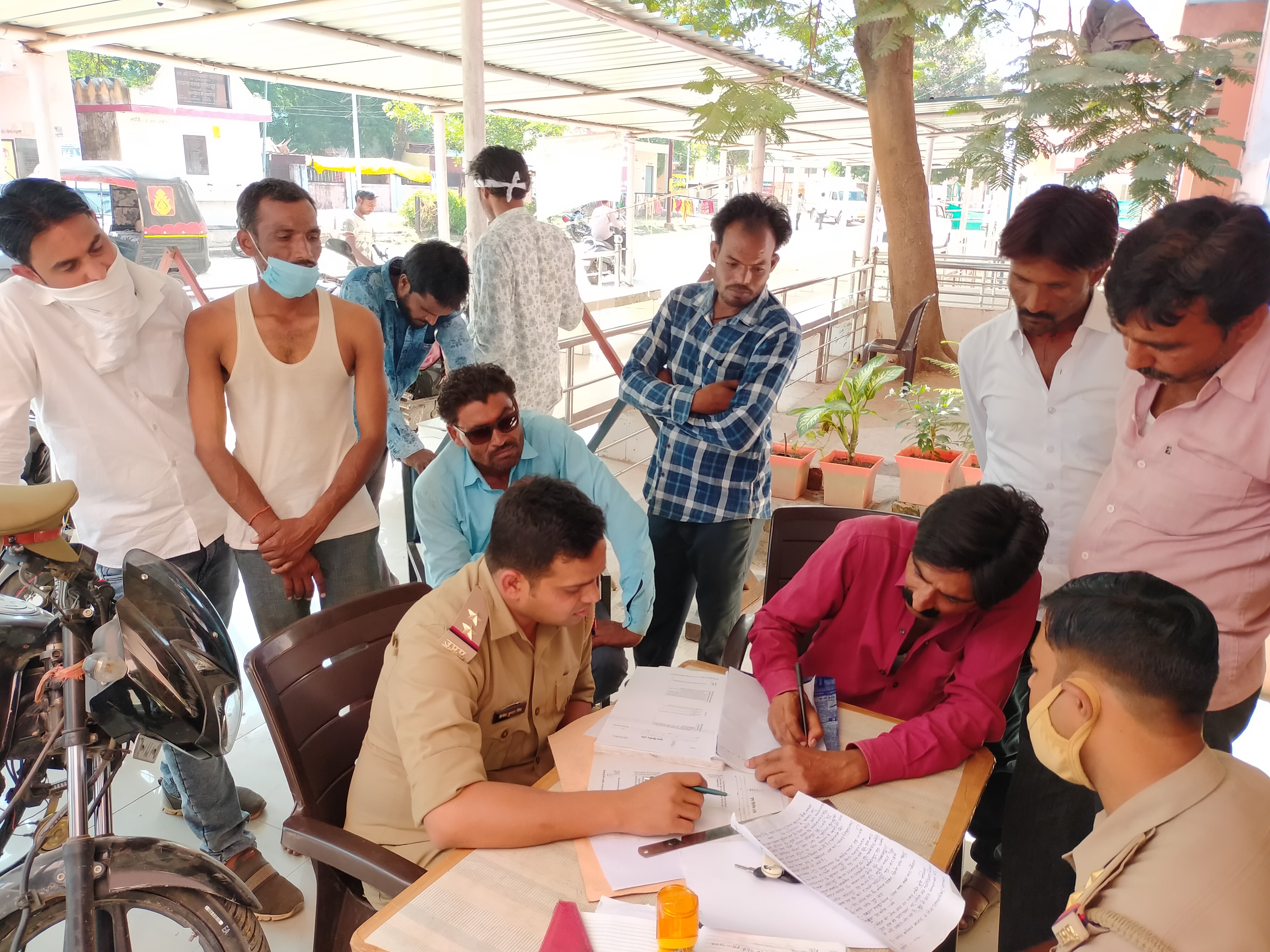 पंचनामा भरते पुलिस पंचनामा भरते पुलिस
