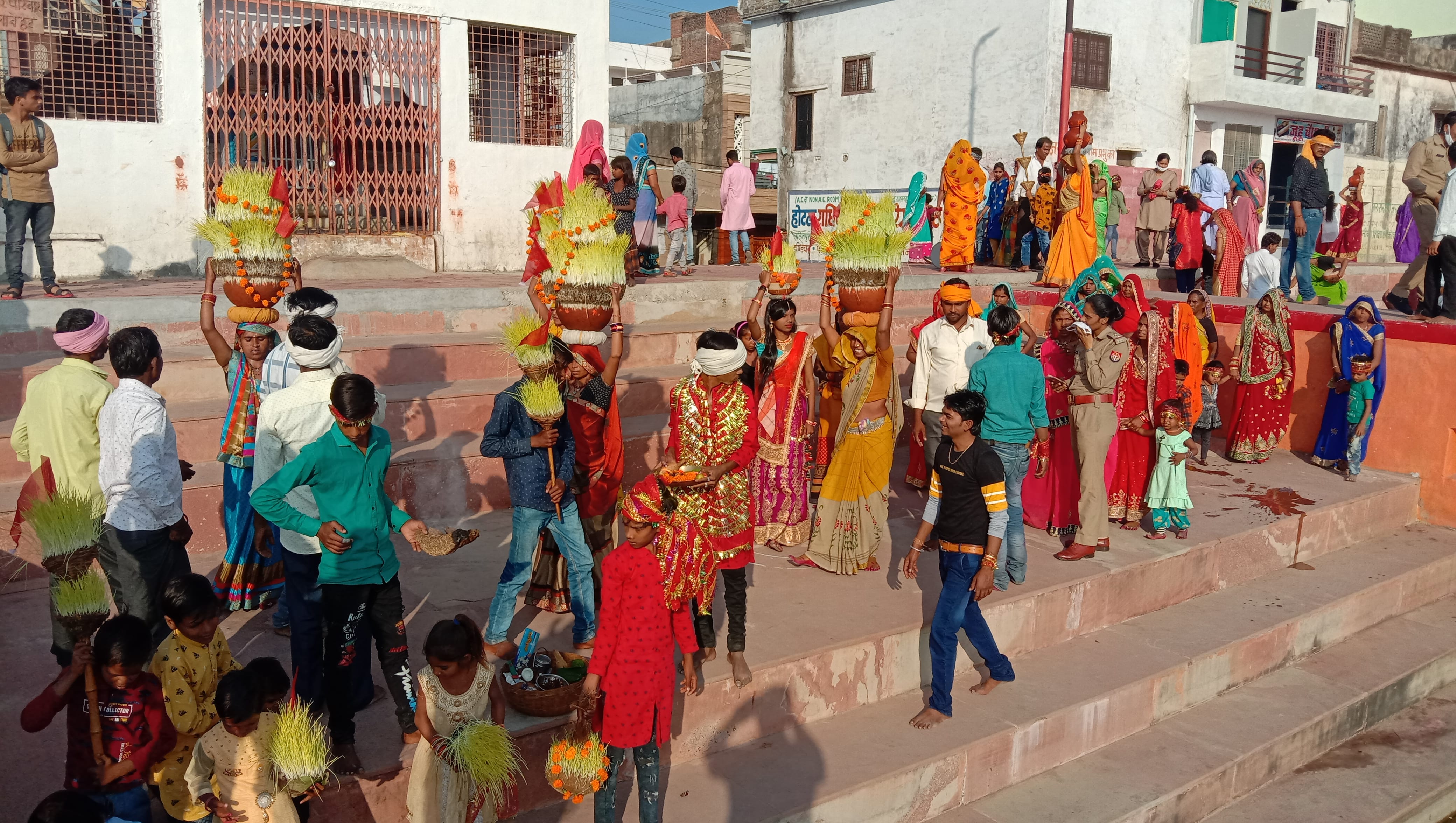 सुमेरा तालाब पर जवारे विसर्जन करते भक्त सुमेरा तालाब पर जवारे विसर्जन करते भक्त