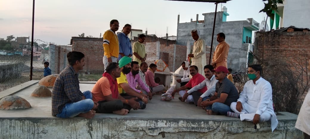 गोविंद नगर रामलीला मैदान में स्थित मंदिर में विजयदशमी की पूजा करते श्रीरामलीला हनुमान जयंती महो