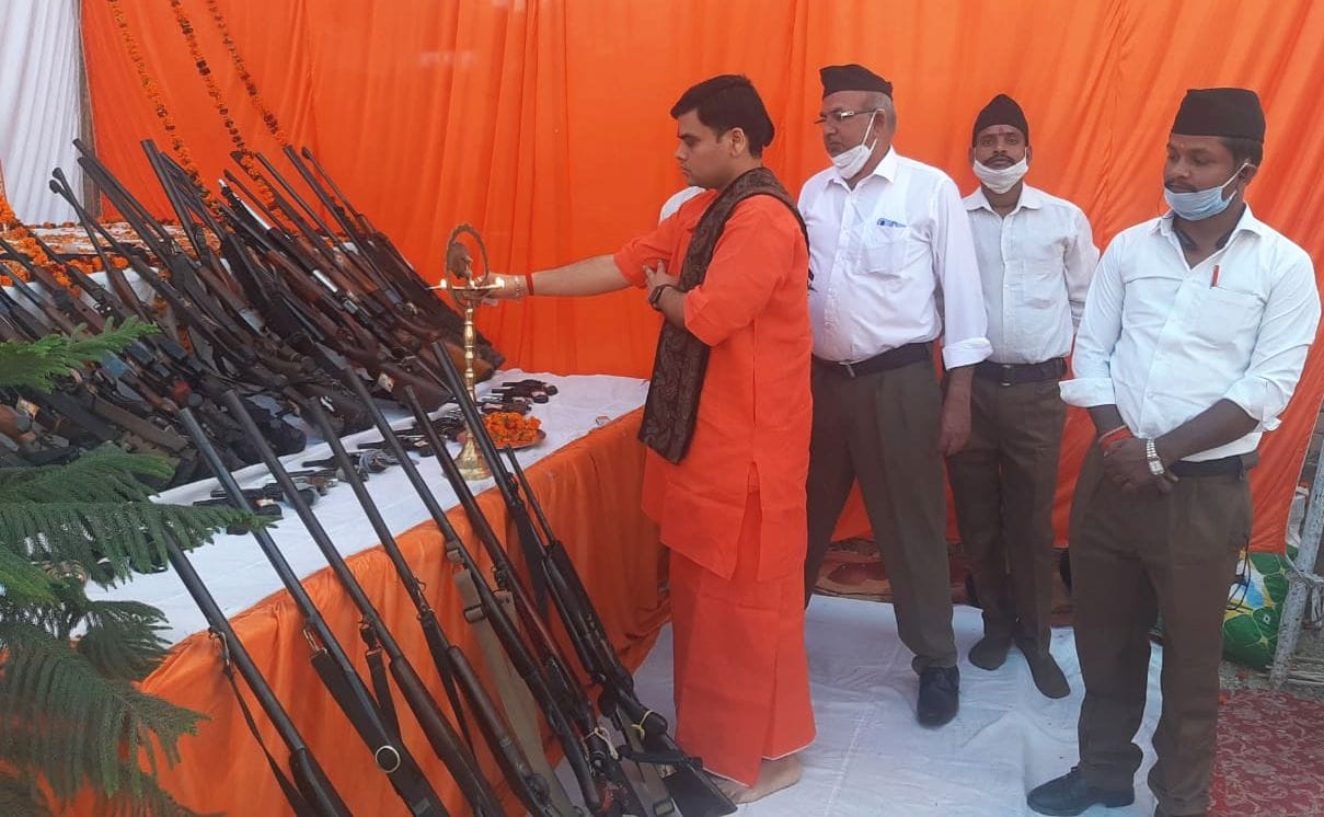 फोटो-31-संडीला में विजय दशमी उत्सव में दीप प्रज्ज्वलित करते शांतुन महराज। संवाद फोटो-31-संडीला में विजय दशमी उत्सव में दीप प्रज्ज्वलित करते शांतुन महराज। संवाद