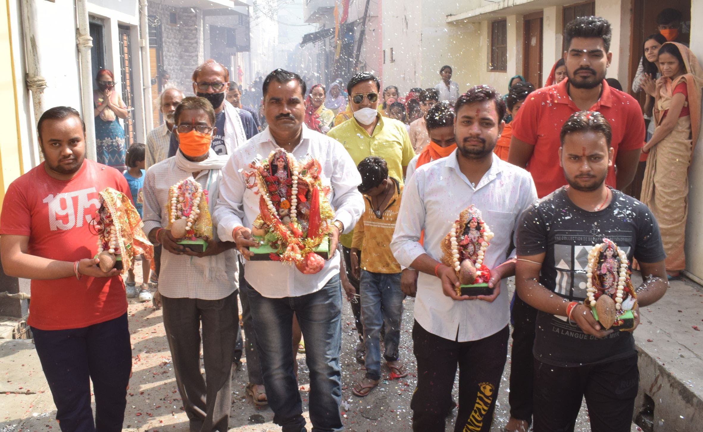 फोटो-5-पंजाबी कालोनी में मूर्ति विसर्जन कराने ले जाते त्रिनेत्र फाउंडेशन के पदाधिकारी व श्रद्घा?