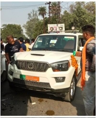 सदर विधायक गौरी शंकर वर्मा की क्षतिग्रस्त खड़ी कार