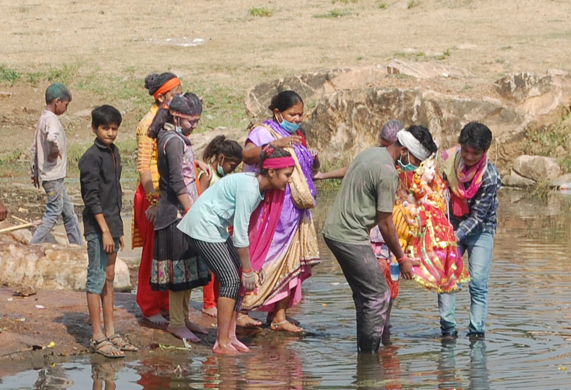कृत्रिम कुंड में मां दुर्गा की प्रतिमा विसर्जन करते भक्त कृत्रिम कुंड में मां दुर्गा की प्रतिमा विसर्जन करते भक्त