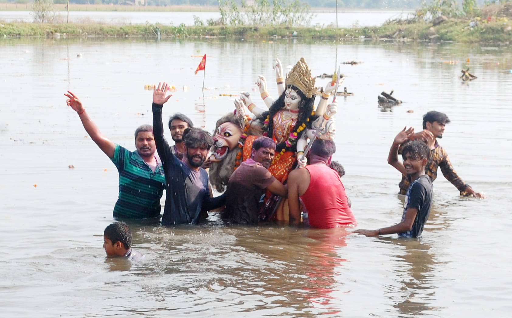 कृत्रिम कुंड में मां दुर्गा की प्रतिमा विसर्जन करते भक्त कृत्रिम कुंड में मां दुर्गा की प्रतिमा विसर्जन करते भक्त