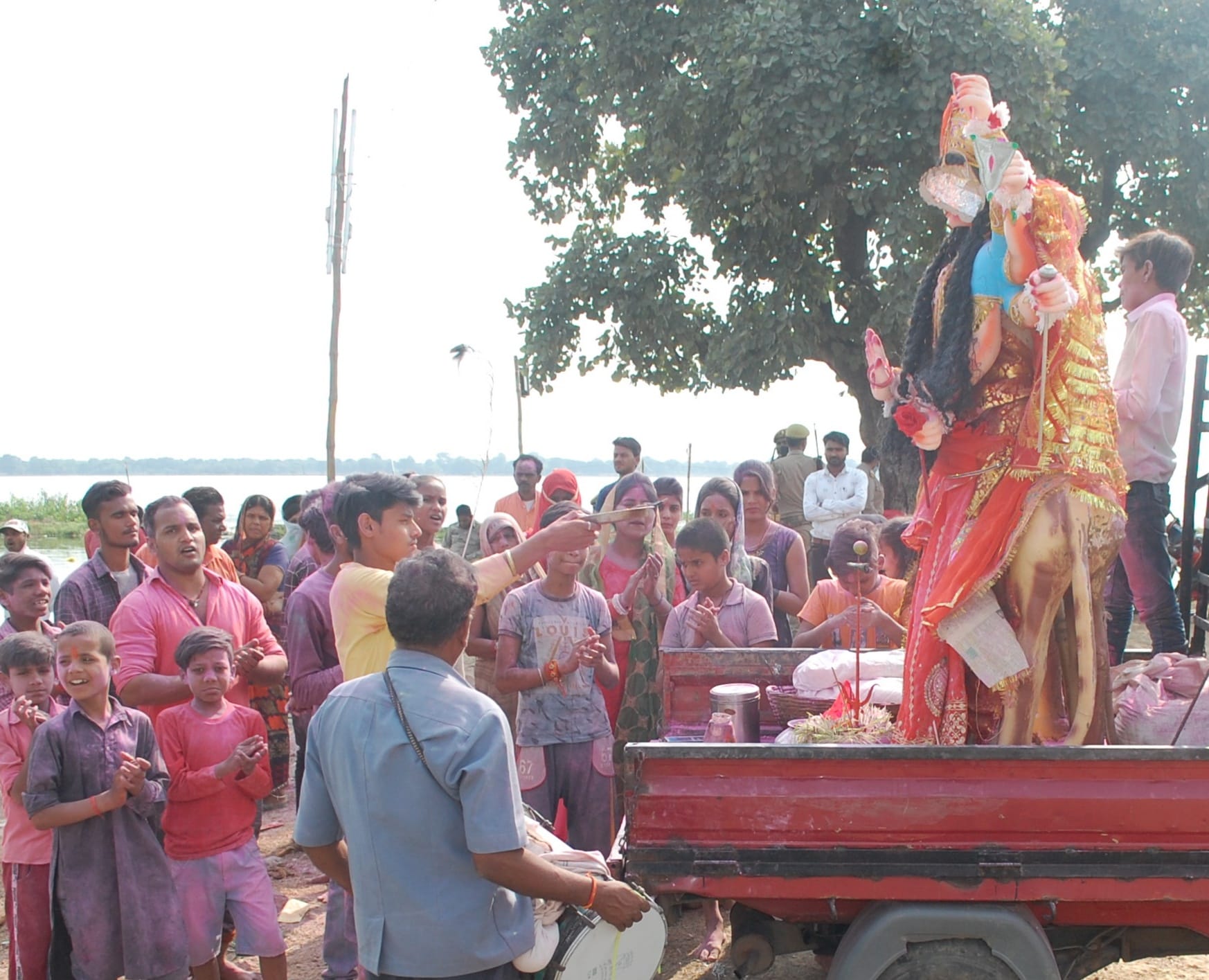 कृत्रिम कुंड के पास मां दुर्गा की आरती करते भक्त कृत्रिम कुंड के पास मां दुर्गा की आरती करते भक्त