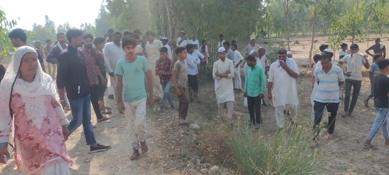 हादसे के बाद गांव हिंदूवाला में मौके पर जमा ग्रामीणों की भीड़