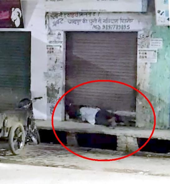 बिजनौर के मोहल्ला खत्रियान में मेडिकल स्टोर में शटर के नीचे से घुसता चोर।(लाल घेरे में ) बिजनौर के मोहल्ला खत्रियान में मेडिकल स्टोर में शटर के नीचे से घुसता चोर।(लाल घेरे में )