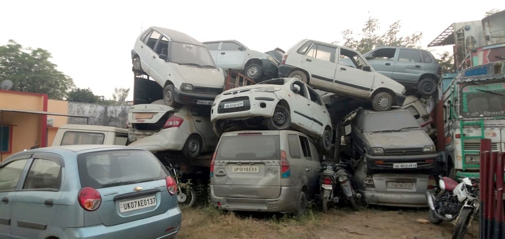 बिजनौर थाने में खड़े वाहन। बिजनौर थाने में खड़े वाहन।